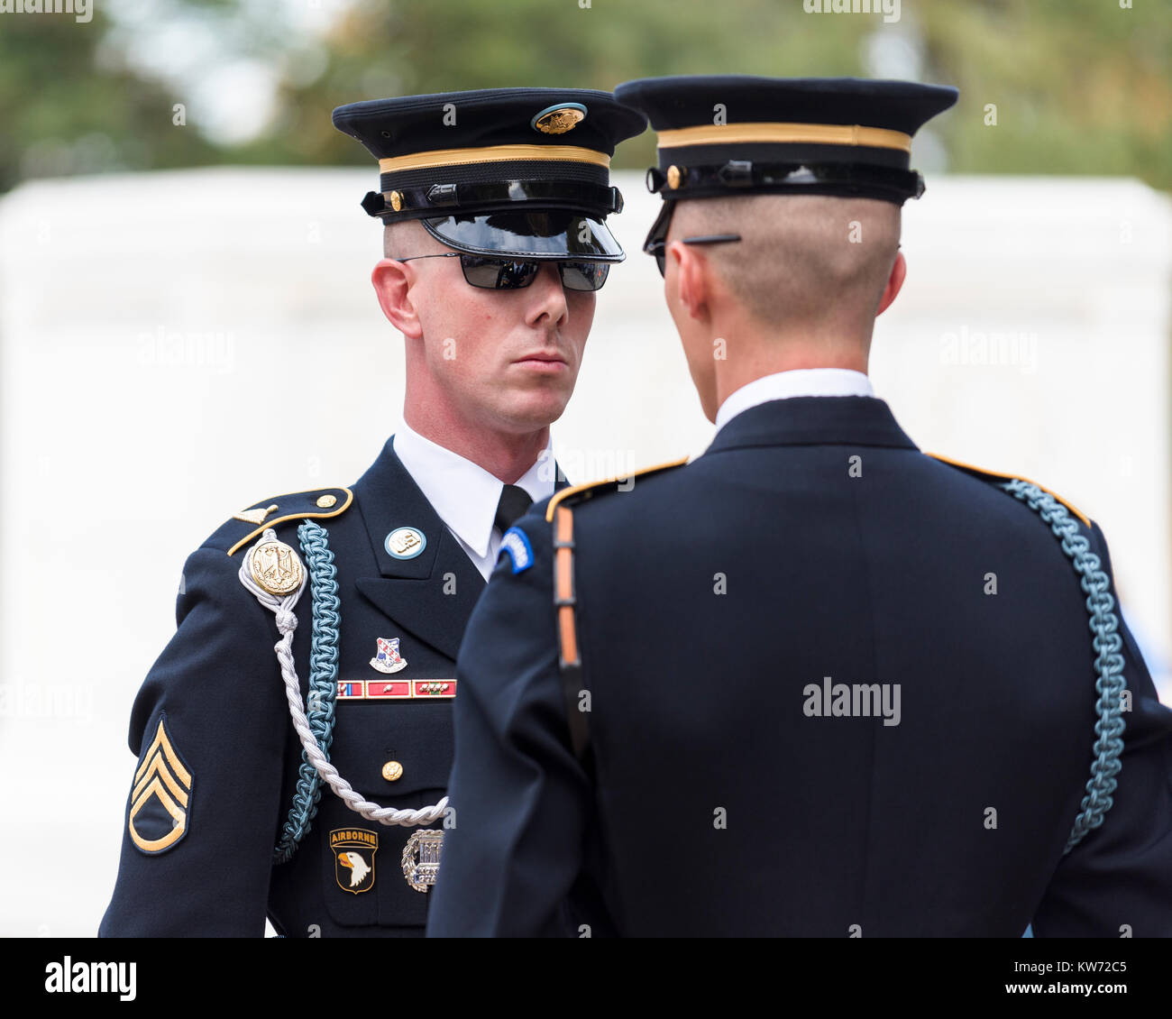 La tombe de l'inconnu, le Cimetière National d'Arlington, États-Unis. Le sergent l'inspection d'un soldat sur le point d'aller en devoir Banque D'Images