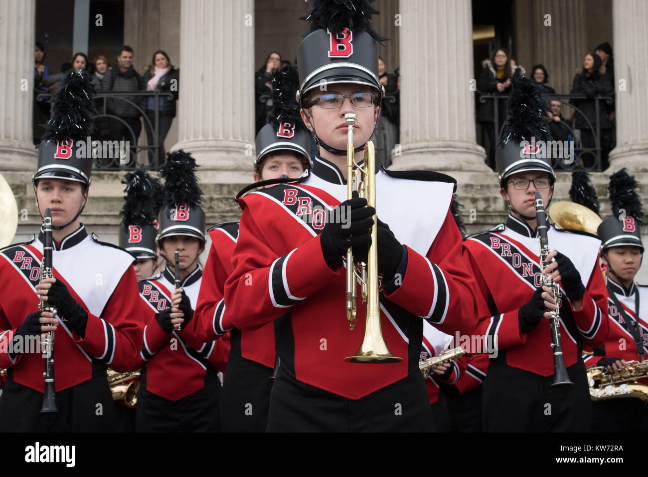 Des danseurs et des artistes du monde entier participent à une soirée de présentation gratuite avant la parade du jour de l'an à Londres, à Trafalgar Square. Banque D'Images