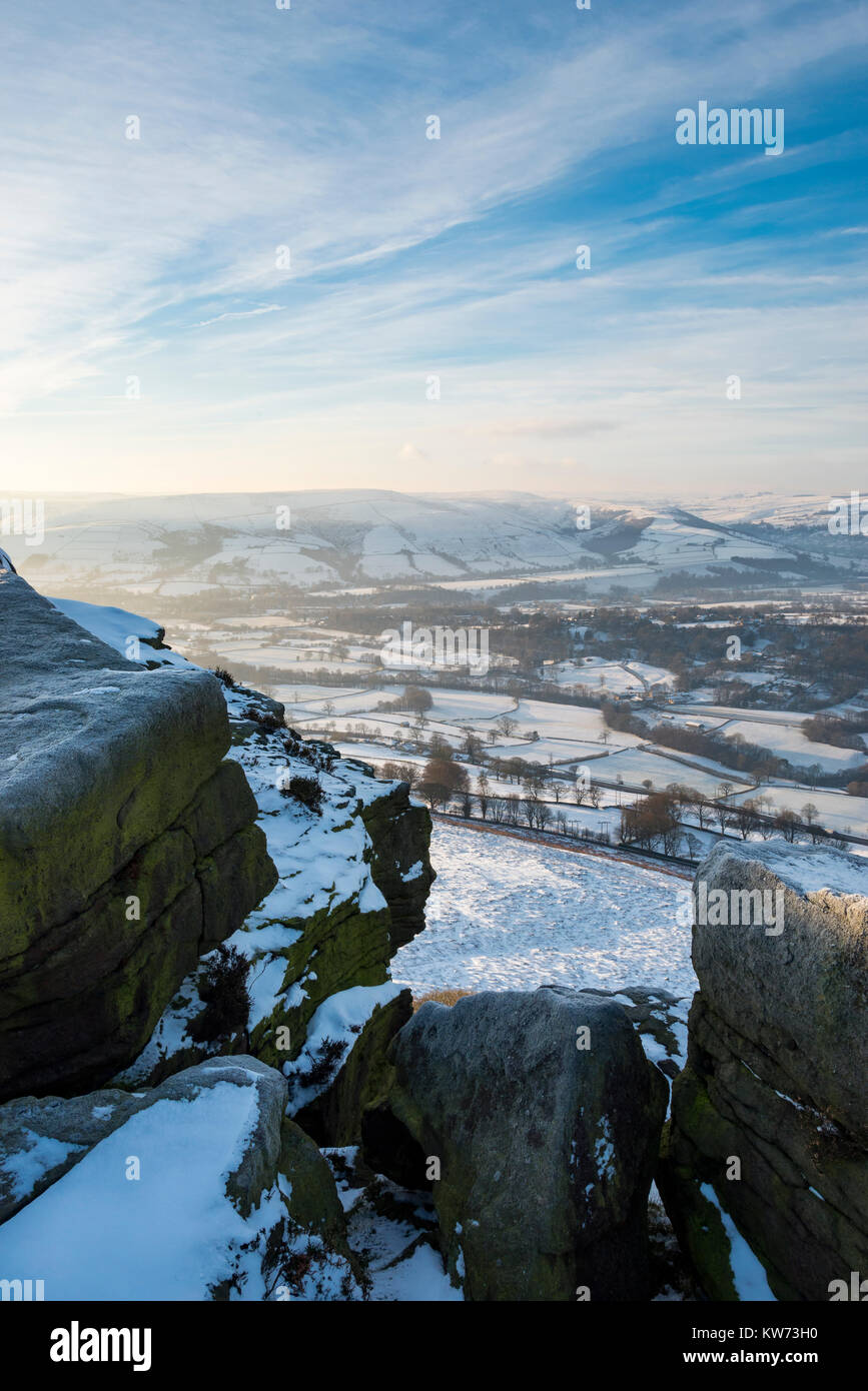Paysage de neige ci-dessous Bamford Edge dans le Peak District, Derbyshire, Angleterre. Un beau matin d'hiver. Banque D'Images