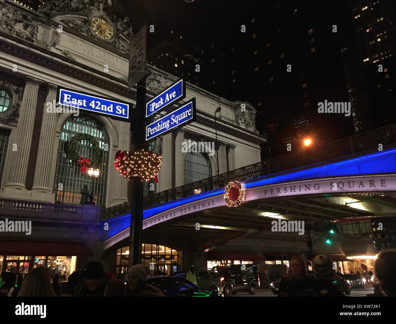 Les plaques de rue et des lumières de Noël au Grand Central Terminal et Pershing Square, NYC Banque D'Images