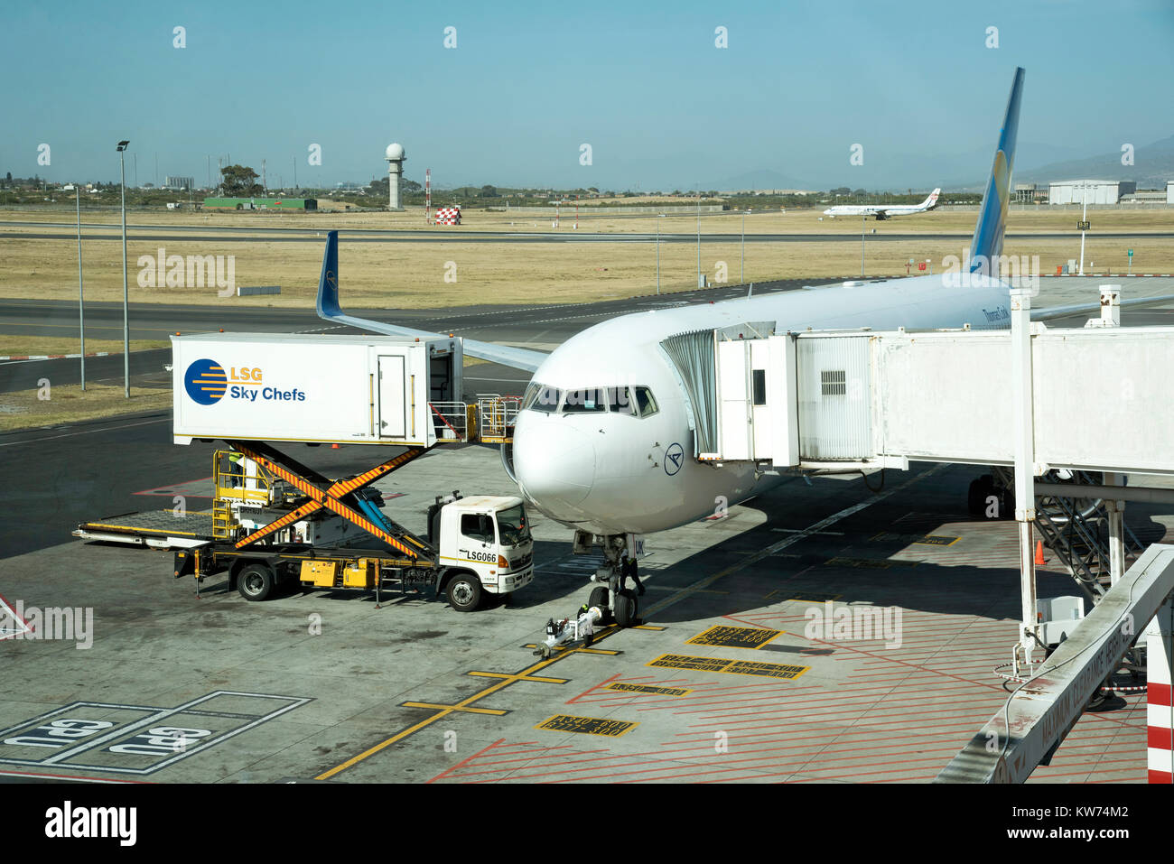 Camion d'approvisionnement de la restauration d'un avion à réaction de l'offre de passagers à l'Aéroport International de Cape Town. Décembre 2017 Banque D'Images