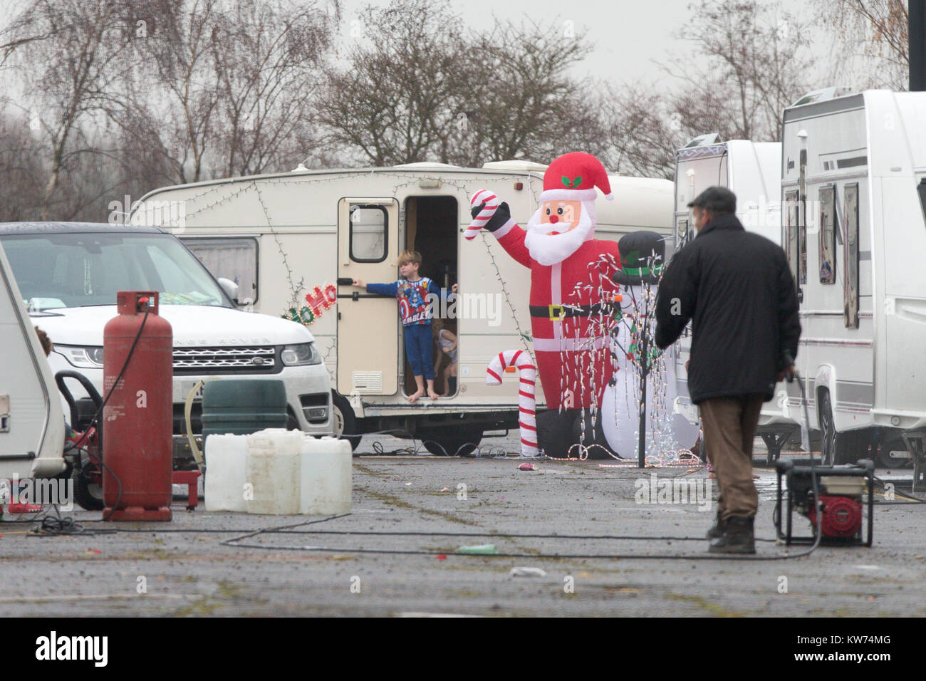 Les voyageurs dans un parking à côté de Cambridge Cambridge University's St John's Innovation Centre où ils ont mis en place accueil pour la période de Noël. Une famille de voyageurs 132 a mis en place le camp sur un ancien site park and ride afin qu'ils puissent passer Noël ensemble - à côté d'un parc technologique prestigieux appartenant à l'Université de Cambridge. Les voyageurs qui ont déjà les décorations de Noël, avait déjà emballé leurs 50 caravanes sur à la gare parking, mais hier (mardi) qu'ils ont été expulsés et tourner à l'angle de la nouvelle place, à côté de St John's Innovation Park. Banque D'Images