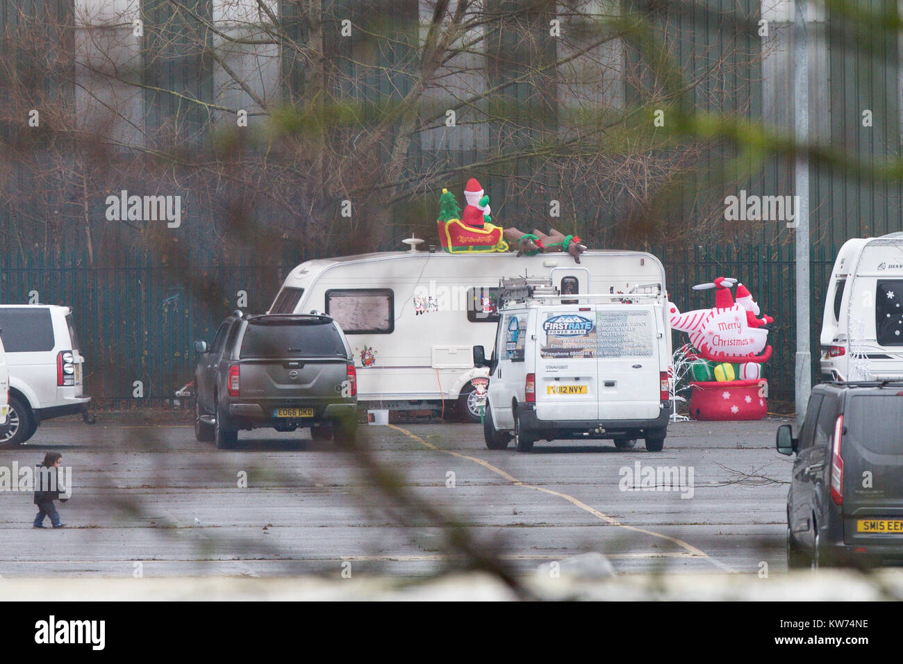 Les voyageurs dans un parking à côté de Cambridge Cambridge University's St John's Innovation Centre où ils ont mis en place accueil pour la période de Noël. Une famille de voyageurs 132 a mis en place le camp sur un ancien site park and ride afin qu'ils puissent passer Noël ensemble - à côté d'un parc technologique prestigieux appartenant à l'Université de Cambridge. Les voyageurs qui ont déjà les décorations de Noël, avait déjà emballé leurs 50 caravanes sur à la gare parking, mais hier (mardi) qu'ils ont été expulsés et tourner à l'angle de la nouvelle place, à côté de St John's Innovation Park. Banque D'Images