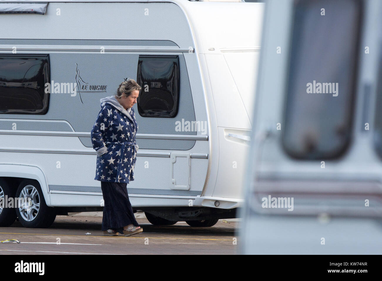 Les voyageurs dans un parking à côté de Cambridge Cambridge University's St John's Innovation Centre où ils ont mis en place accueil pour la période de Noël. Une famille de voyageurs 132 a mis en place le camp sur un ancien site park and ride afin qu'ils puissent passer Noël ensemble - à côté d'un parc technologique prestigieux appartenant à l'Université de Cambridge. Les voyageurs qui ont déjà les décorations de Noël, avait déjà emballé leurs 50 caravanes sur à la gare parking, mais hier (mardi) qu'ils ont été expulsés et tourner à l'angle de la nouvelle place, à côté de St John's Innovation Park. Banque D'Images