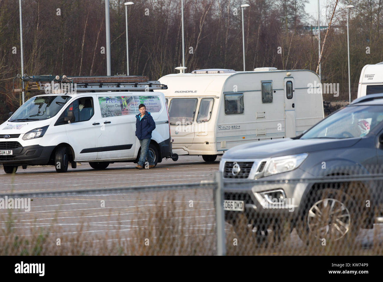 Les voyageurs dans un parking à côté de Cambridge Cambridge University's St John's Innovation Centre où ils ont mis en place accueil pour la période de Noël. Une famille de voyageurs 132 a mis en place le camp sur un ancien site park and ride afin qu'ils puissent passer Noël ensemble - à côté d'un parc technologique prestigieux appartenant à l'Université de Cambridge. Les voyageurs qui ont déjà les décorations de Noël, avait déjà emballé leurs 50 caravanes sur à la gare parking, mais hier (mardi) qu'ils ont été expulsés et tourner à l'angle de la nouvelle place, à côté de St John's Innovation Park. Banque D'Images