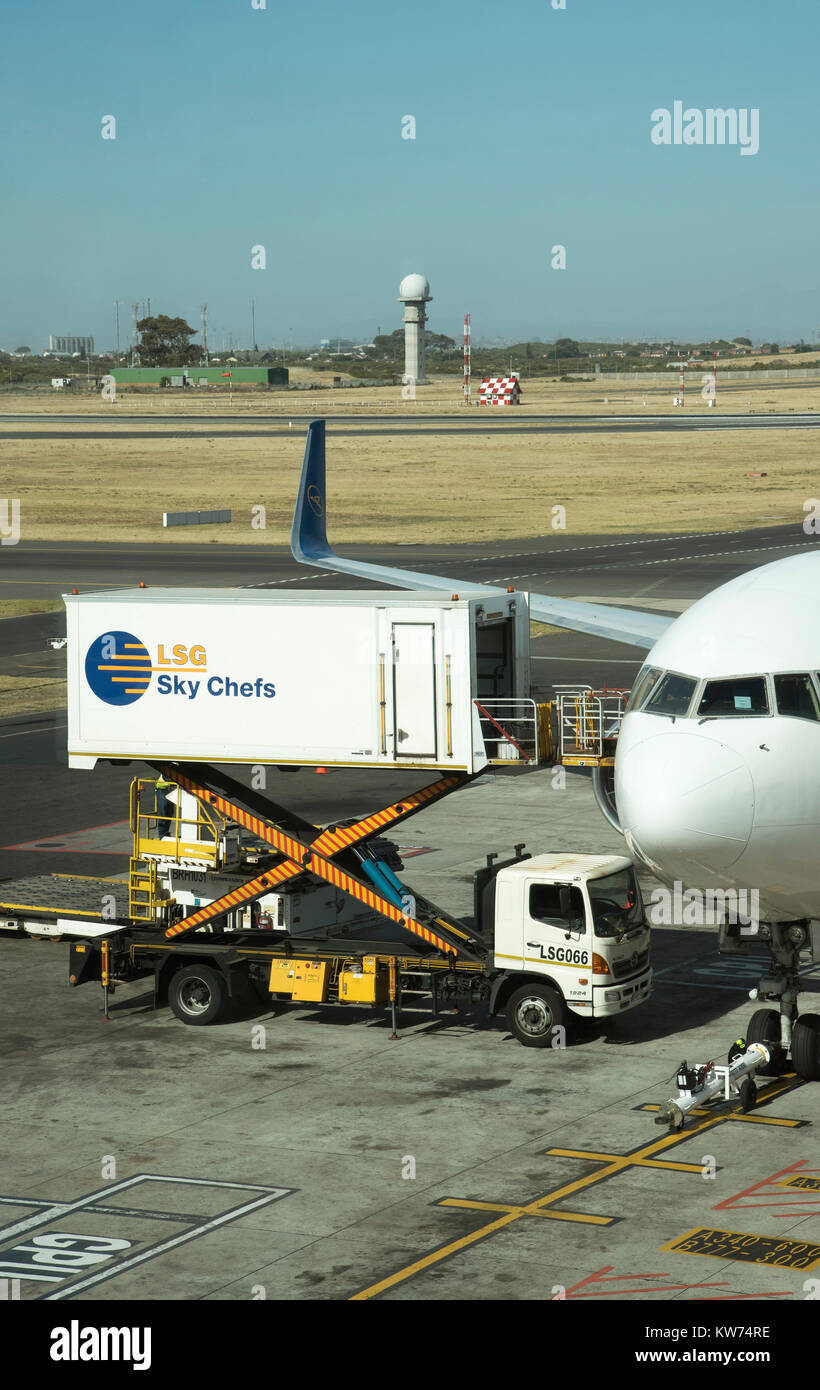 Camion d'approvisionnement de la restauration d'un avion à réaction de l'offre de passagers à l'Aéroport International de Cape Town. Décembre 2017 Banque D'Images