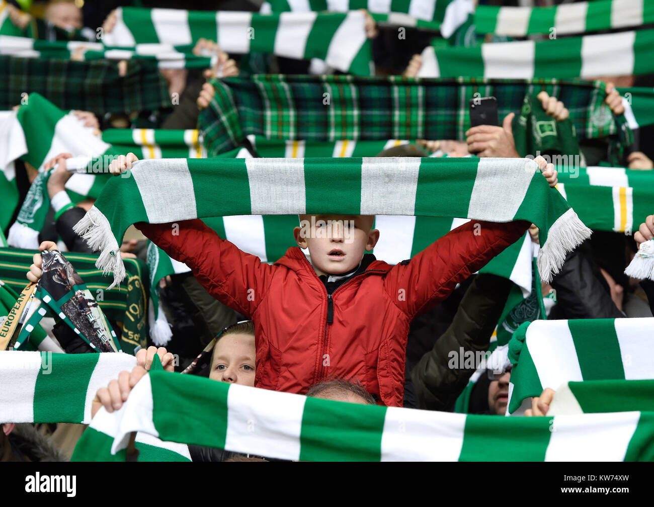 Un jeune fan celtique contient jusqu'son écharpe au cours de la Scottish  Premiership match au Celtic Park, Glasgow. ASSOCIATION DE PRESSE Photo.  Photo date : Samedi 30 décembre 2017. Voir l'ACTIVITÉ DE