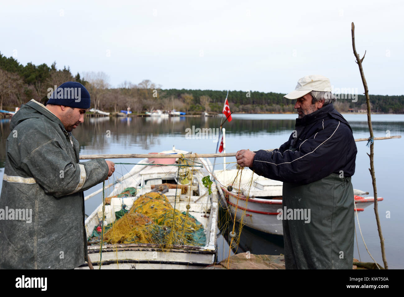 Janvier 11,2013 SINOP TURQUIE.pêcheurs réparer le filet pour le flétan noir dans la province de Sinop, sur la mer Noire. Banque D'Images