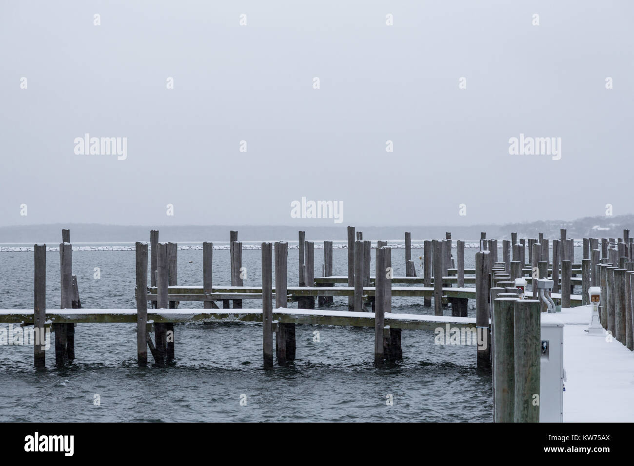 Quai à Sag Harbor, New York, par un froid jour de neige Banque D'Images