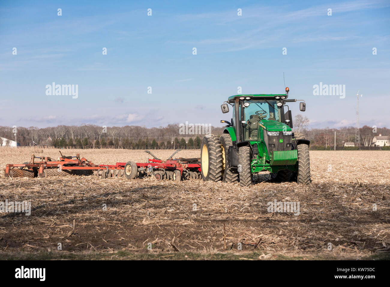 Grand tracteur John Deere vert assis dans un champ de maïs dans la région de East Hampton, ny Banque D'Images