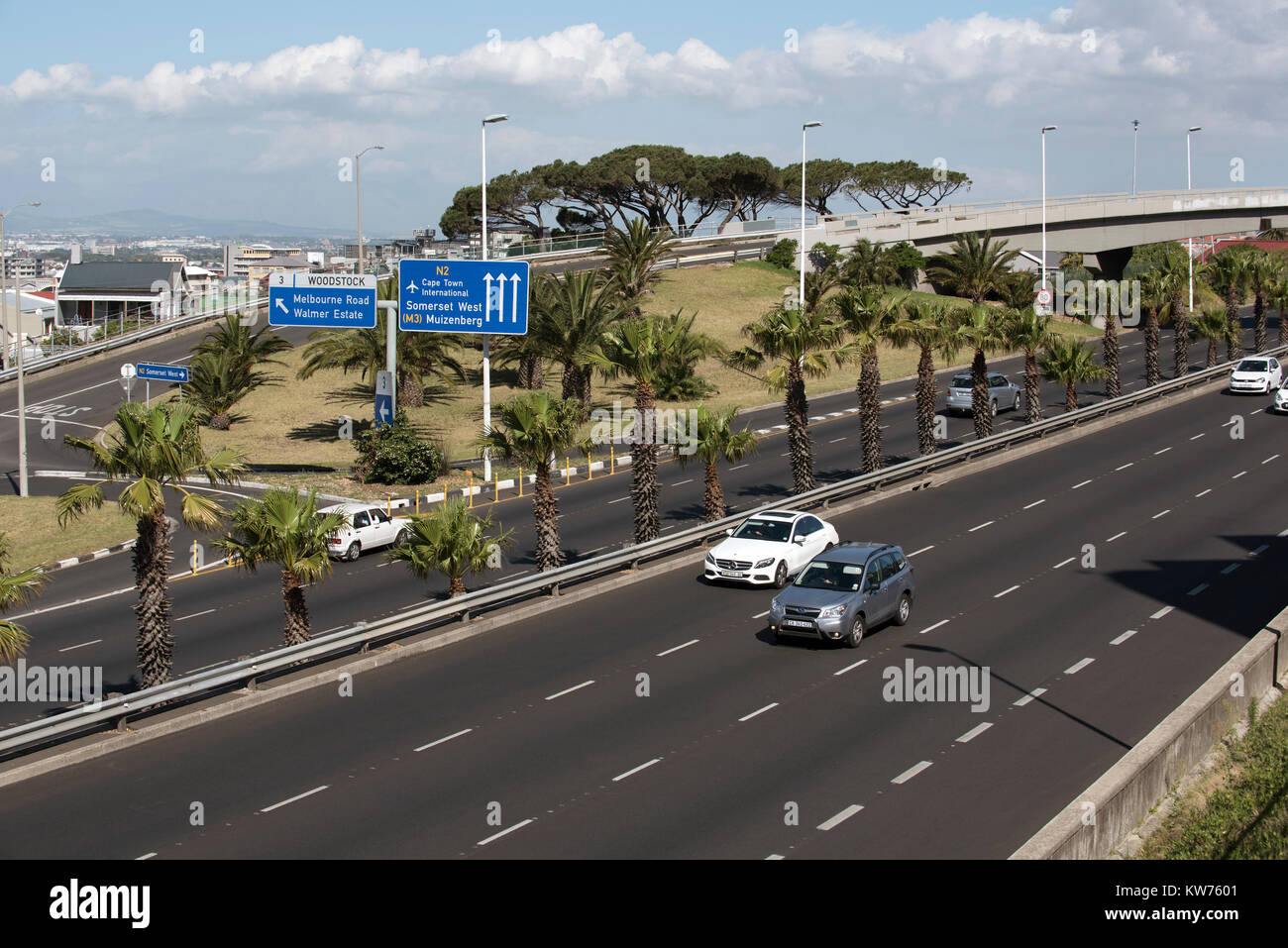 Les véhicules circulant sur le boulevard Nelson Mandela l'Afrique du Sud, Cape Town. Décembre 2017 Banque D'Images