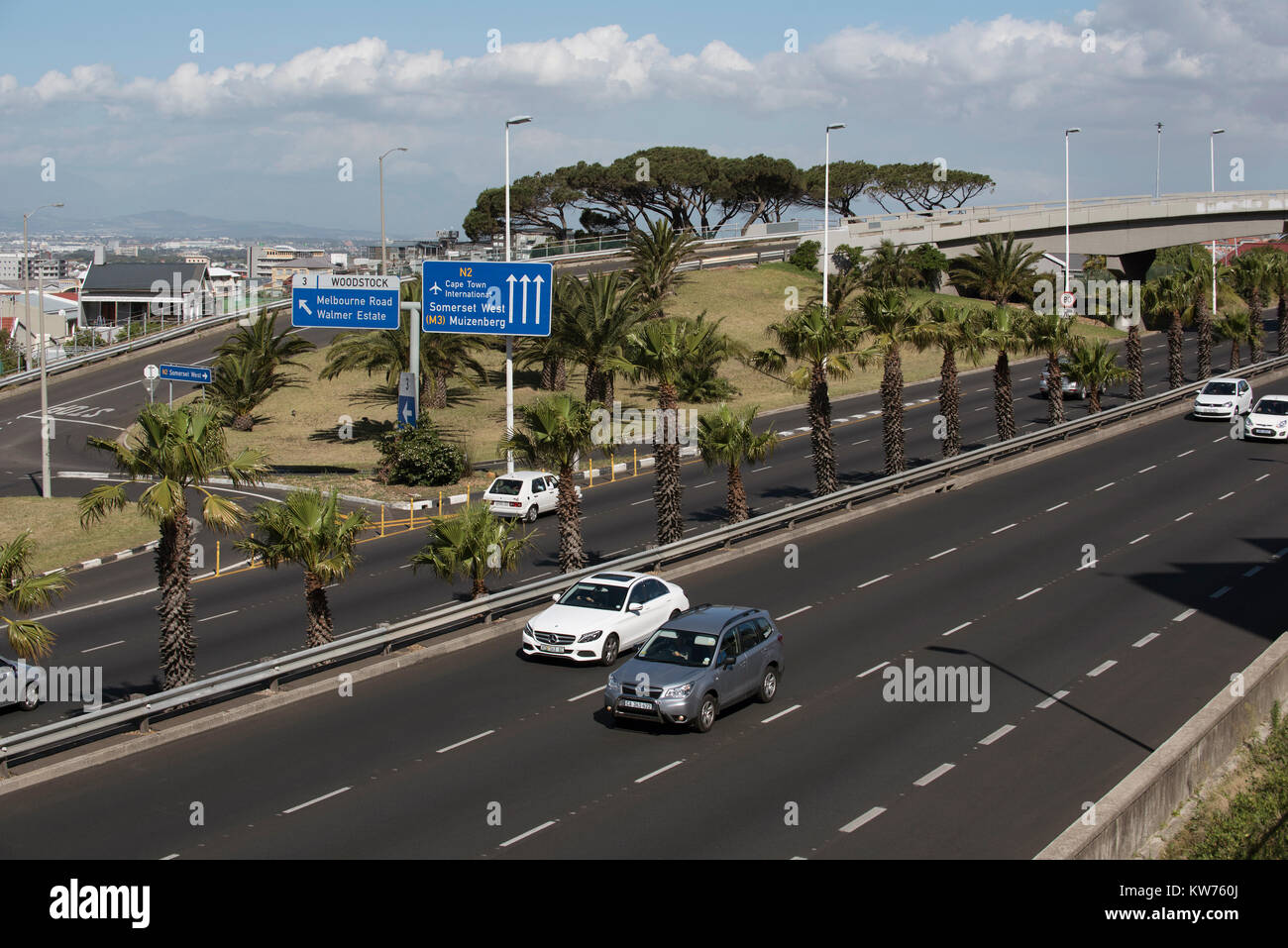 Les véhicules circulant sur le boulevard Nelson Mandela l'Afrique du Sud, Cape Town. Décembre 2017 Banque D'Images