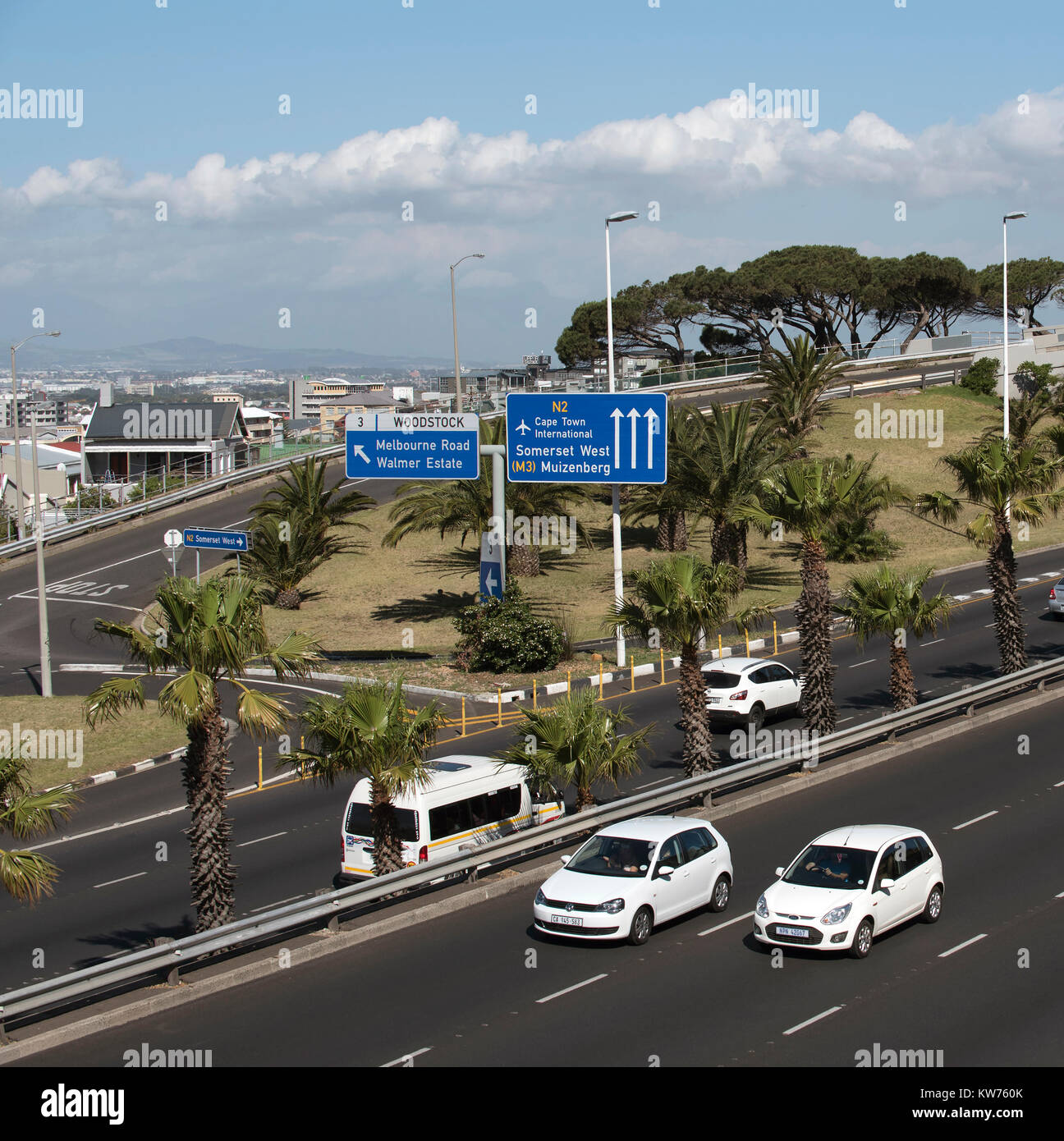 Les véhicules circulant sur le boulevard Nelson Mandela l'Afrique du Sud, Cape Town. Décembre 2017 Banque D'Images