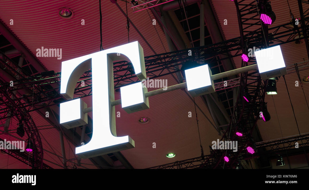 Le logo de Deutsche Telekom sur une foire.Il y a environ 750 magasins dits "T-Punkt" qui vendent des produits et des services de Deutsche Telekom. Banque D'Images