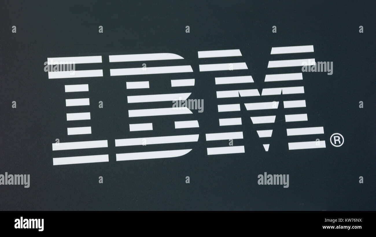 Logo IBM sur fond noir.IBM est une multinationale américaine de technologie et de conseil.IBM dispose de 12 laboratoires de recherche dans le monde entier. Banque D'Images