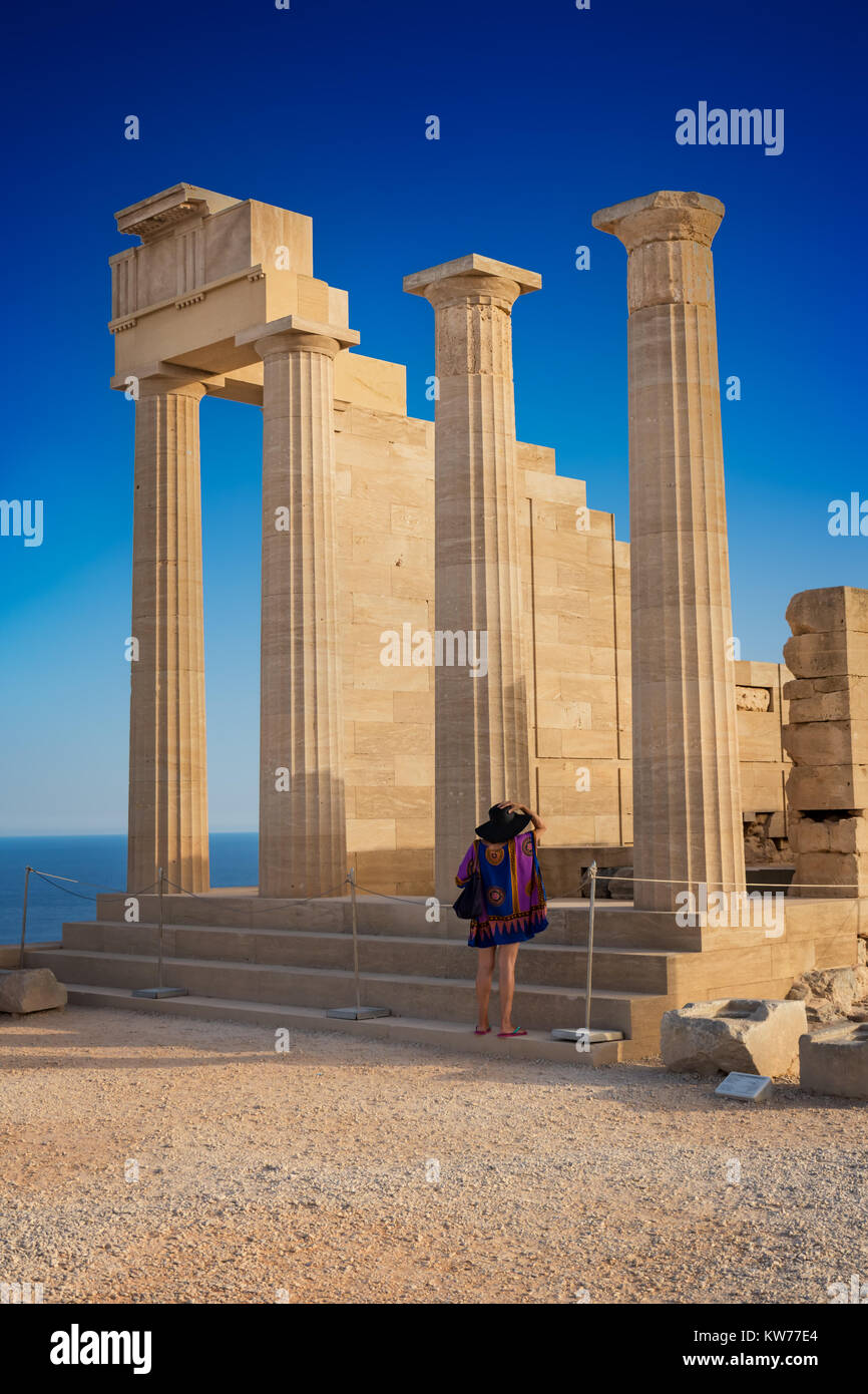 Chapeau femme en face de doric temple d'Athéna Lindia sur l'Acropole de Lindos (Rhodes, Grèce) Banque D'Images
