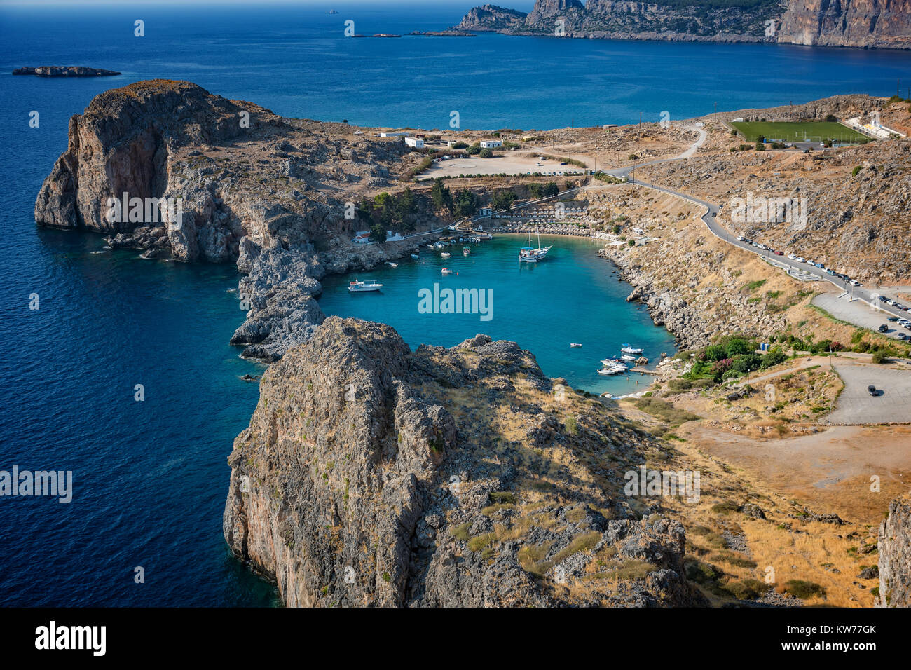 Vue sur la baie de Saint Paul, du village de Lindos et la Méditerranée de l'Acropole de Lindos (Rhodes, Grèce) Banque D'Images