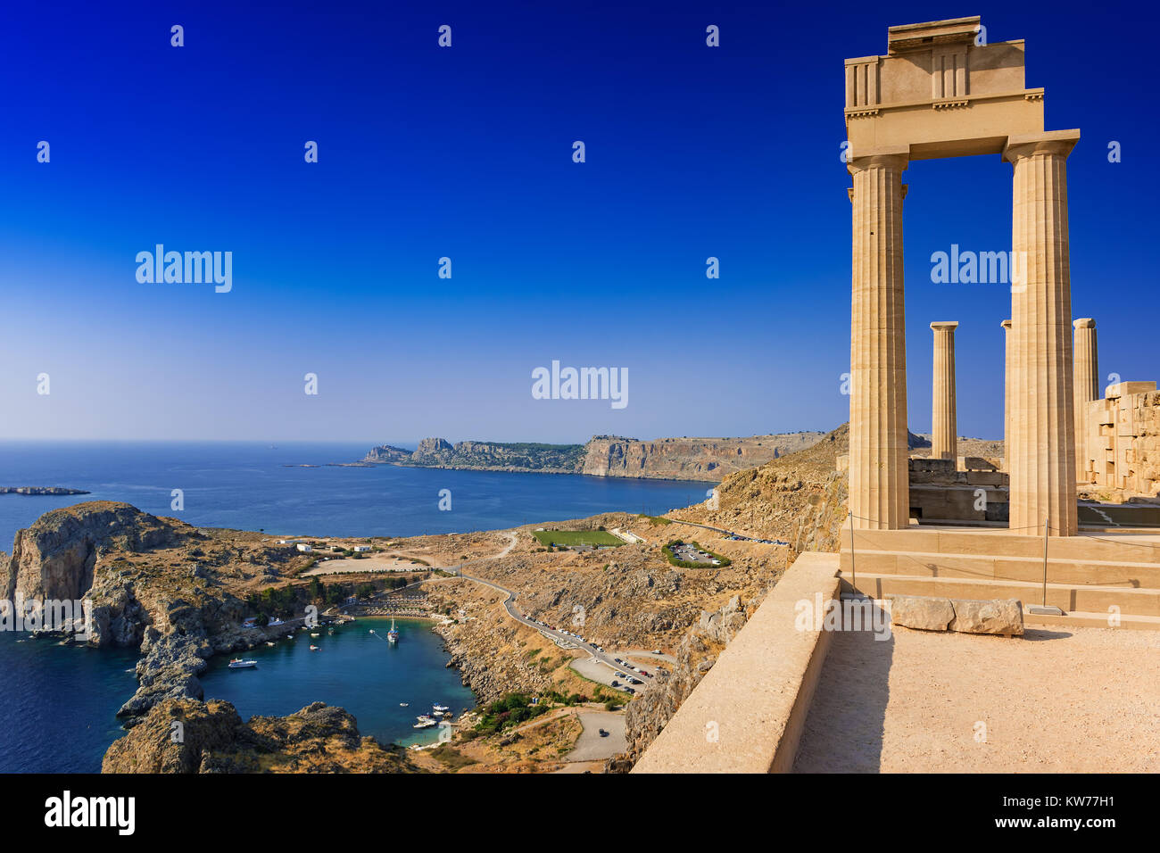 Vue sur la baie de Saint Paul et l'ancien temple de déesse Athéna sur l'Acropole de Lindos (Rhodes, Grèce) Banque D'Images
