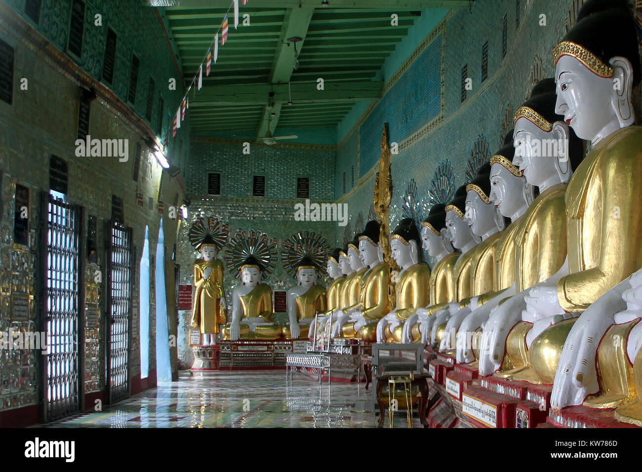 Longue rangée de Bouddhas dans couloir de temple sur la colline de Sagaing, près de Mandalay, Myanmar Banque D'Images