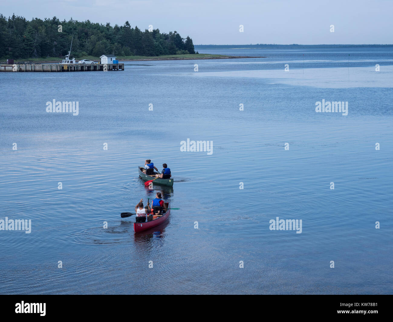 Canoë sur la rivière de Ryans, rivière Kouchibouguac, parc national Kouchibouguac, au Nouveau-Brunswick, Canada. Banque D'Images