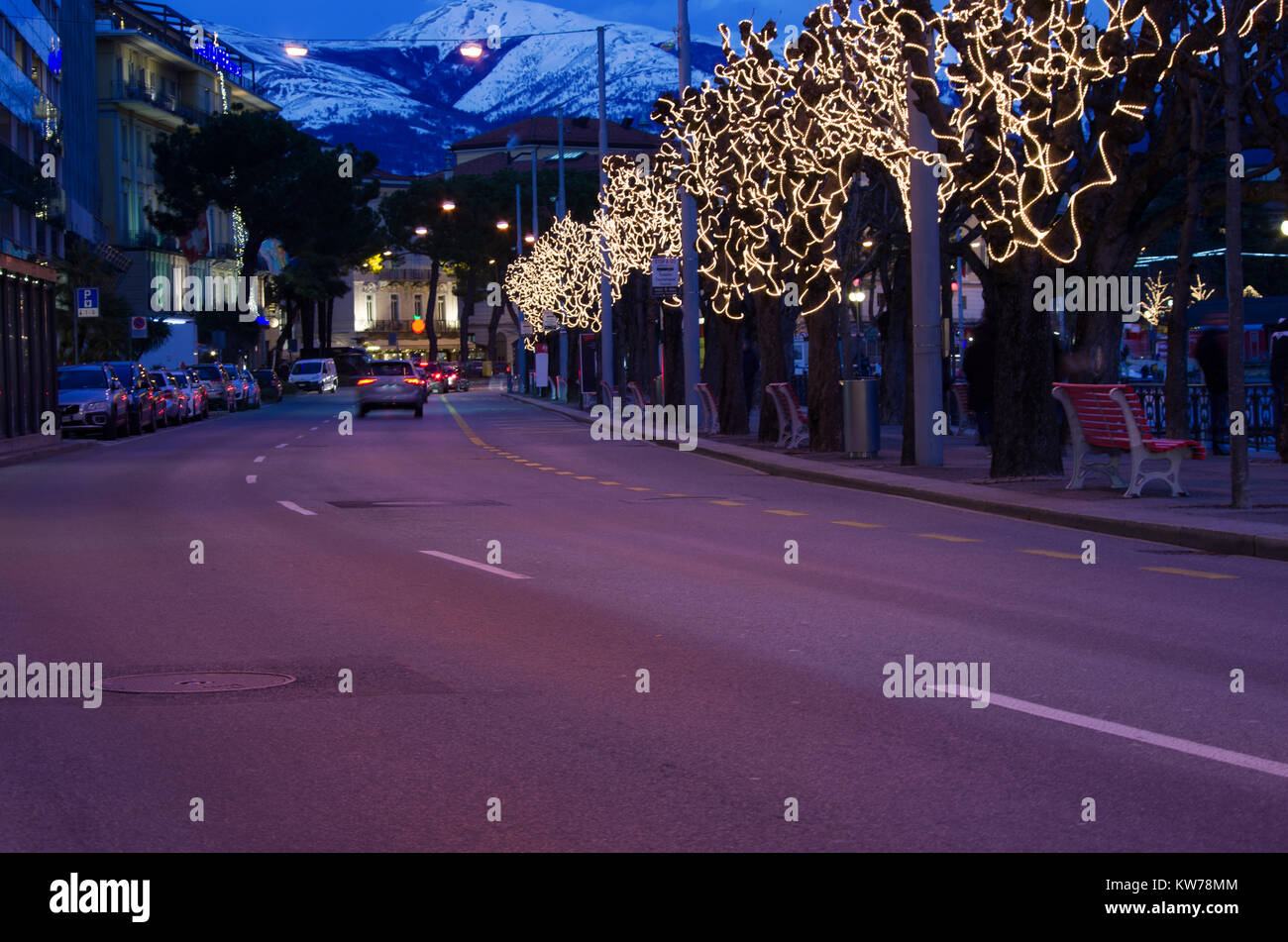 Rangée d'arbres décorés pour la période de Noël à Lugano, Suisse Banque D'Images