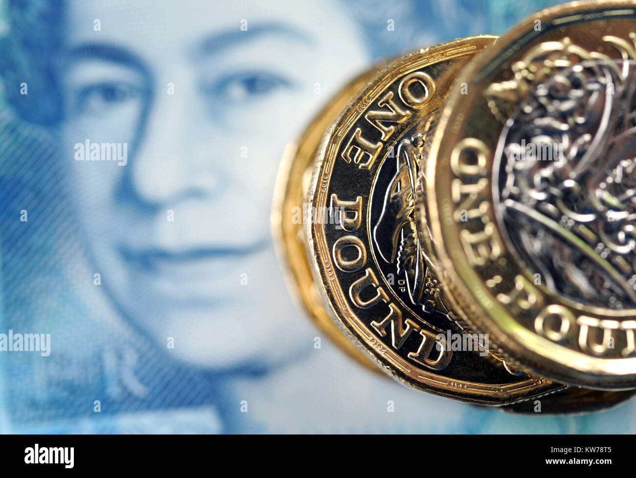 La nouvelle monnaie AVEC UNE LIVRE NOUVEAU €5 NOTE RE FINANCES BREXIT SALAIRES REVENUS ETC PRÊTS HYPOTHÉCAIRES UK Banque D'Images