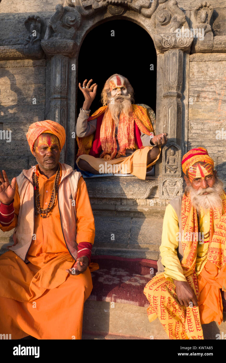 Sadhu saints hommes assis pour les photos au temple de Pashupatinath à Katmandou. Après avoir dénoncé le monde matériel, ils continuent à exiger des frais pour les photos. Banque D'Images