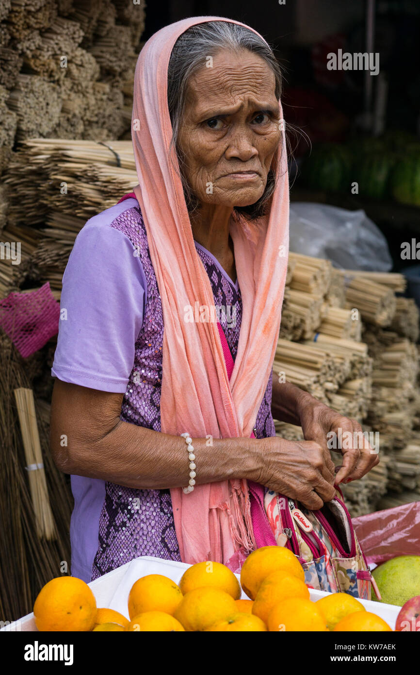 Portrait d'une femme âgée à la concernée,triste ou d'appréhension, Cebu City,Philippines Banque D'Images