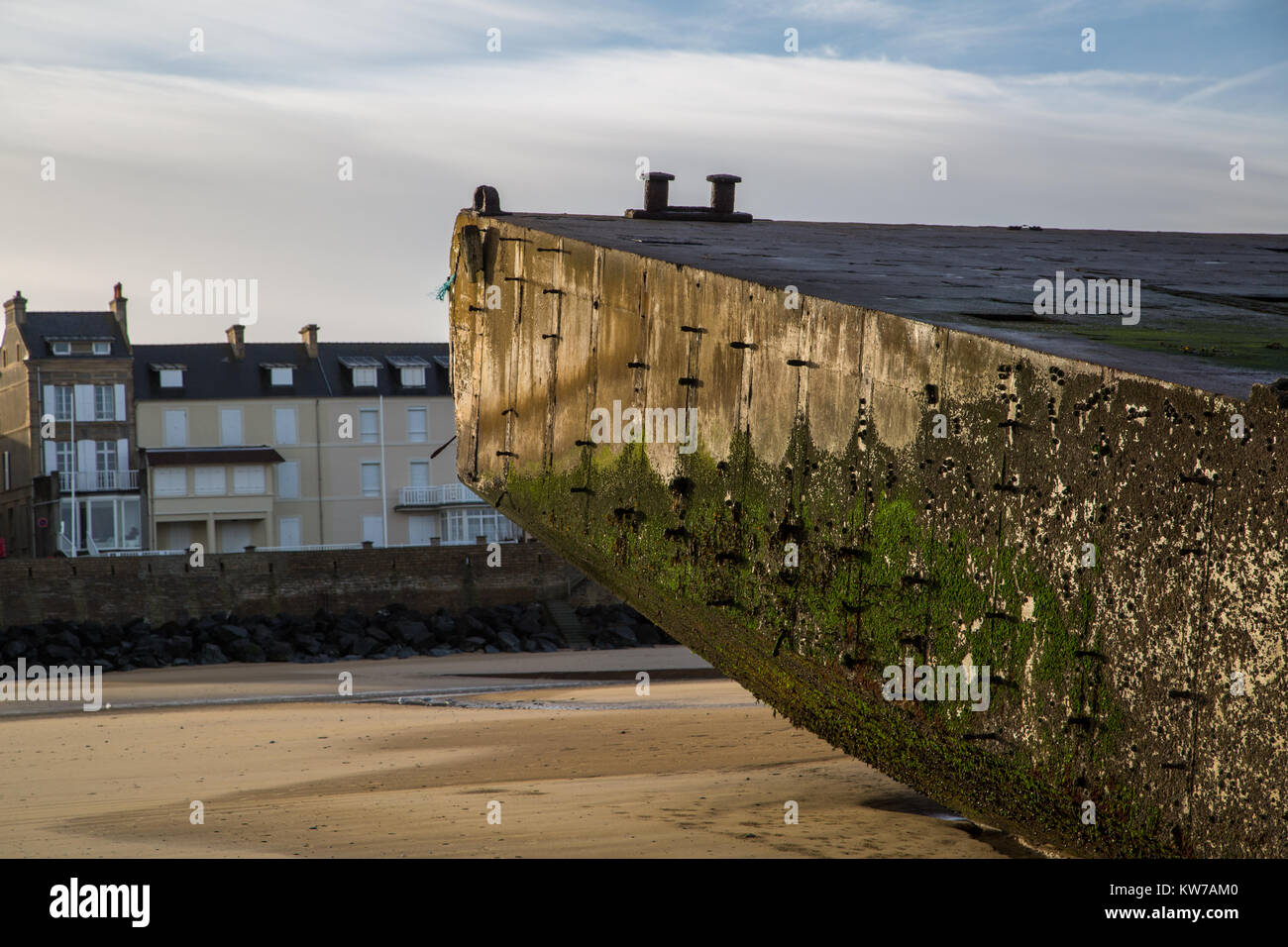 Restes d'une extension de la plate-forme du port Mulberry installé en juin 1944 dans le cadre du débarquement allié en Normandie. Il est situé sur la plage à l'Arr Banque D'Images