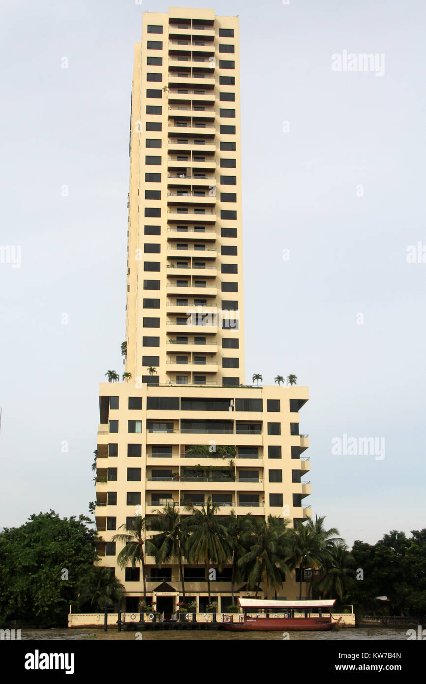 Grande nouvelle buildning sur la rive du fleuve Chao Phraya à Bangkok, Thaïlande Banque D'Images