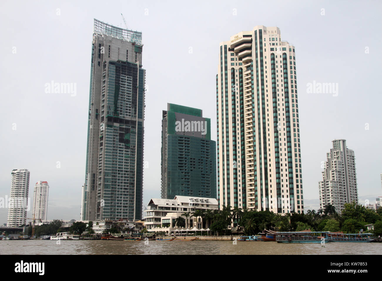 Bâtiments et de ferry sur la rivière Chao Phraya à Bangkok, Thaïlande Banque D'Images