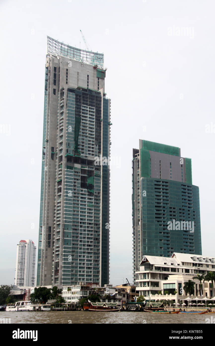 De nouveaux gratte-ciel sur la banque du fleuve Chao Phraya à Bangkok, Thaïlande Banque D'Images