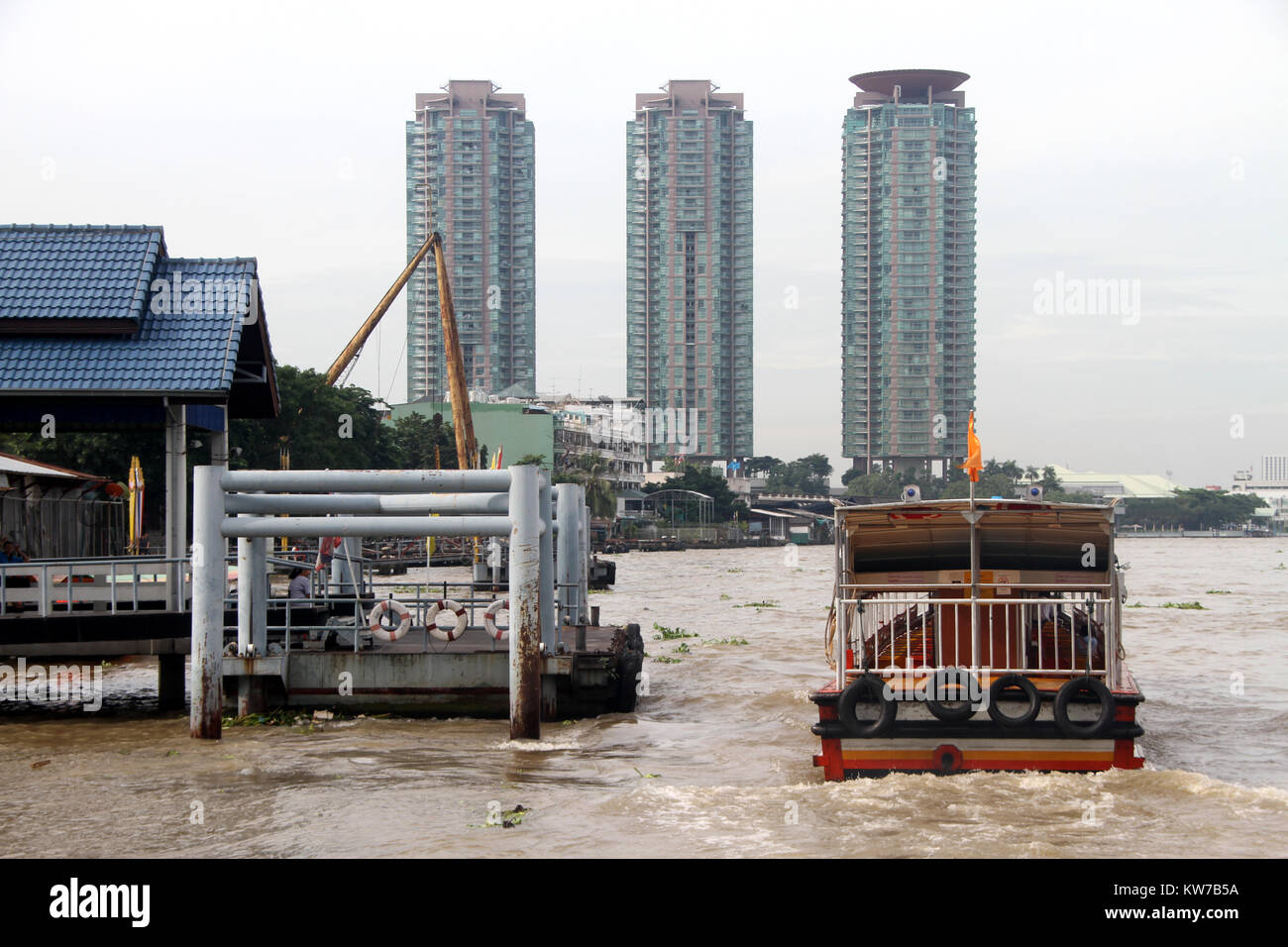 Bâtiments et de ferry sur la rivière Chao Phraya à Bangkok, Thaïlande Banque D'Images