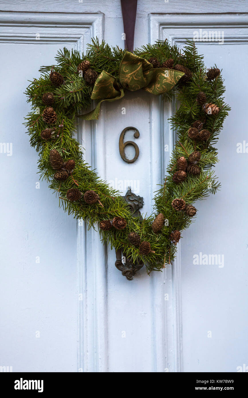 Couronne de Noël, accroché sur la porte, Hexham, Northumberland, Angleterre, Décembre 2017 Banque D'Images