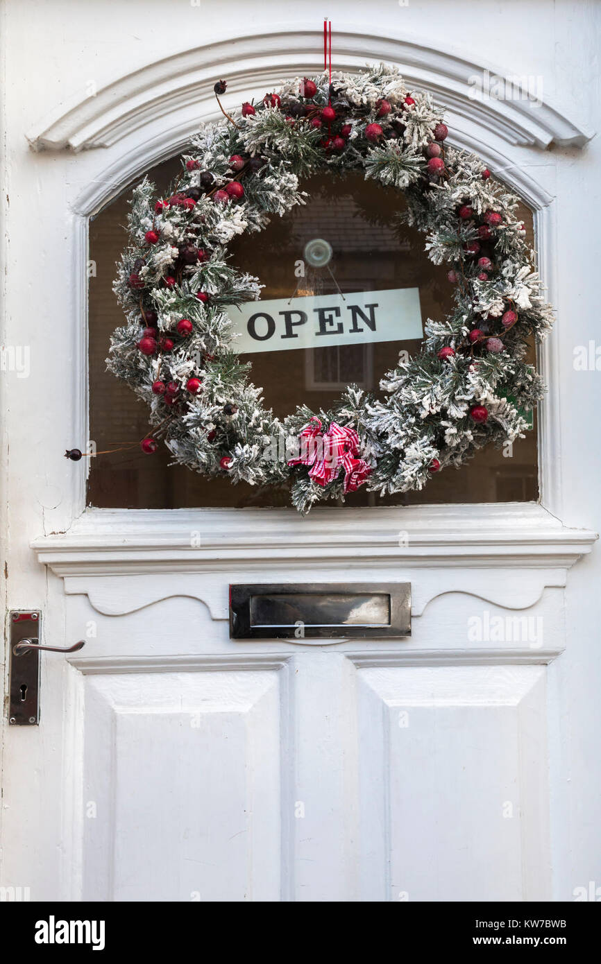 Couronne de Noël, accroché sur la porte de la boutique, Hexham, Northumberland, Angleterre, Décembre 2017 Banque D'Images