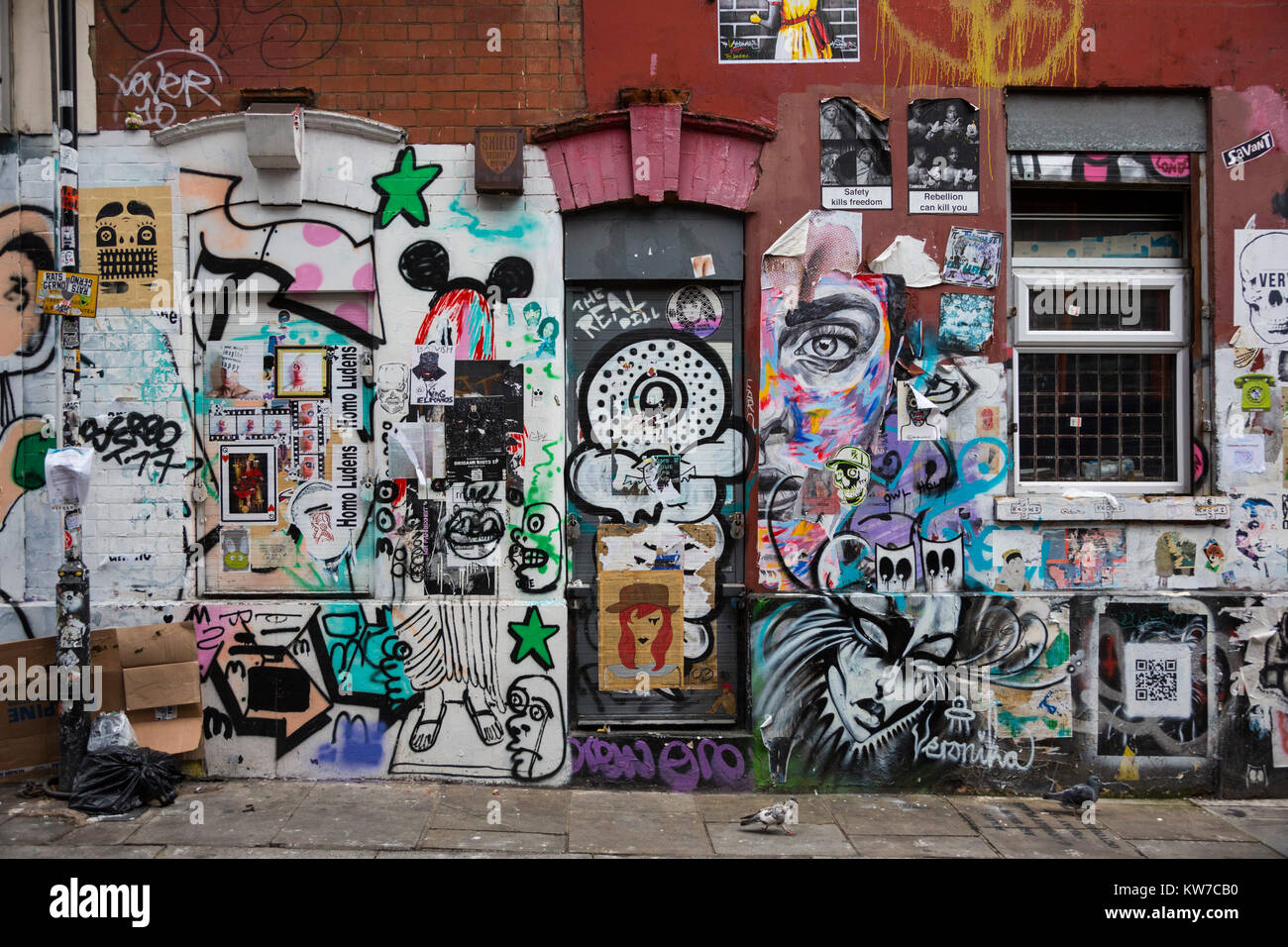 Divers graffiti sur un mur de la maison, Brick Lane, Shoreditch, London, England, United Kingdom Banque D'Images