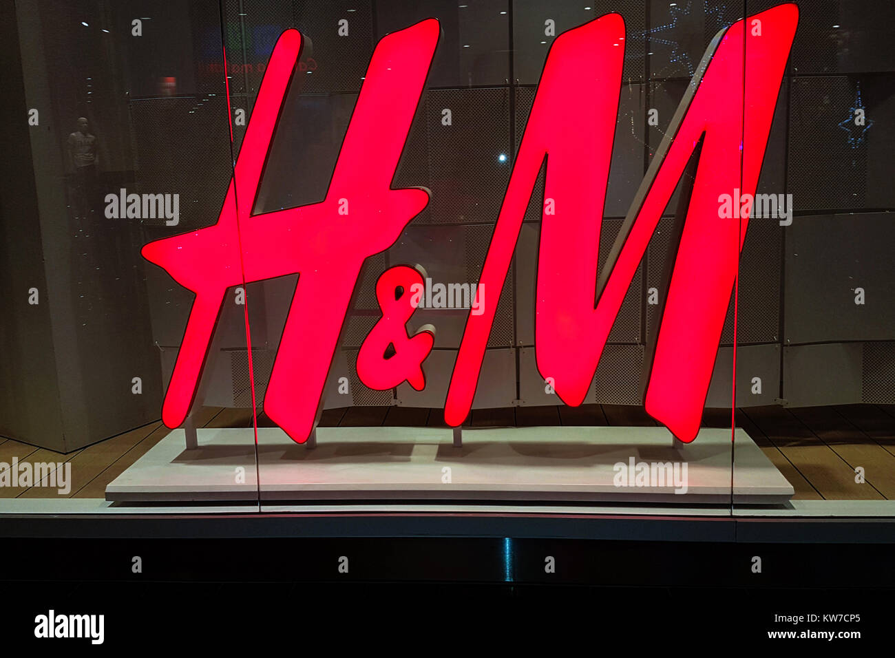 Nowy Sacz, Pologne - 20 décembre 2017 : Signe de le magasin H & M sur la fenêtre de magasinage en close-up. H&M est une célèbre multinationale suédoise retail-clothi Banque D'Images