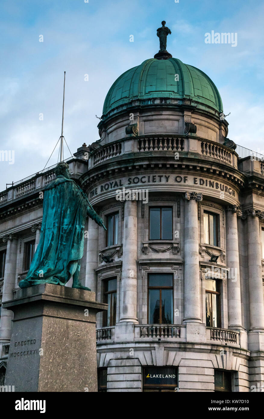 Société royale d'Édimbourg, George Street, Édimbourg, Écosse, Royaume-Uni, et statue du roi George IV par Sir Francis Leggatt Chantrey Banque D'Images