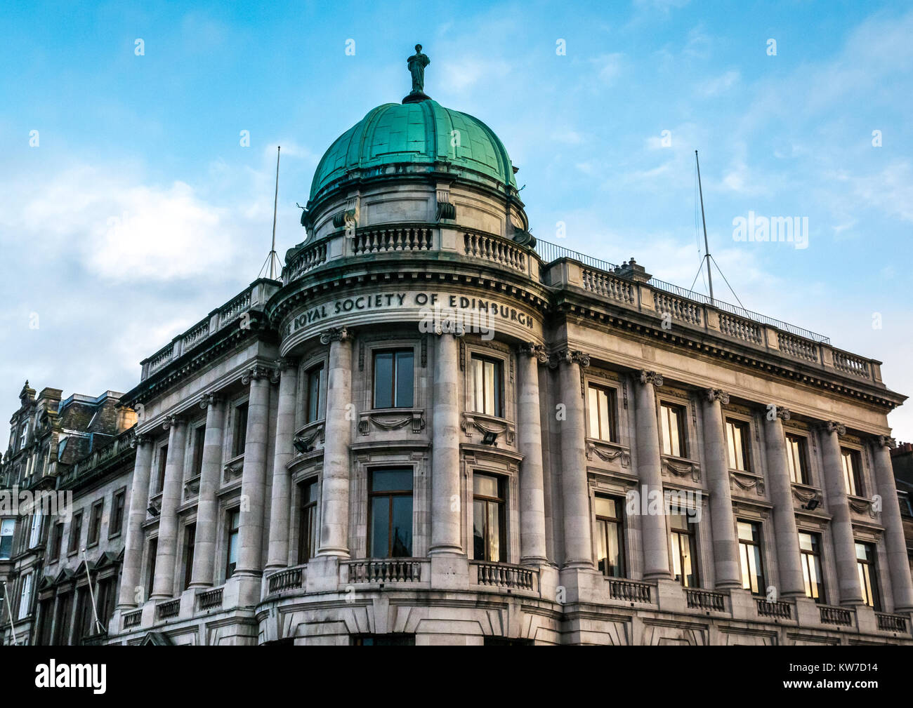 Société royale d'Édimbourg, George Street, Édimbourg, Écosse, Royaume-Uni, l'hiver à faible lumière reflétée dans windows Banque D'Images
