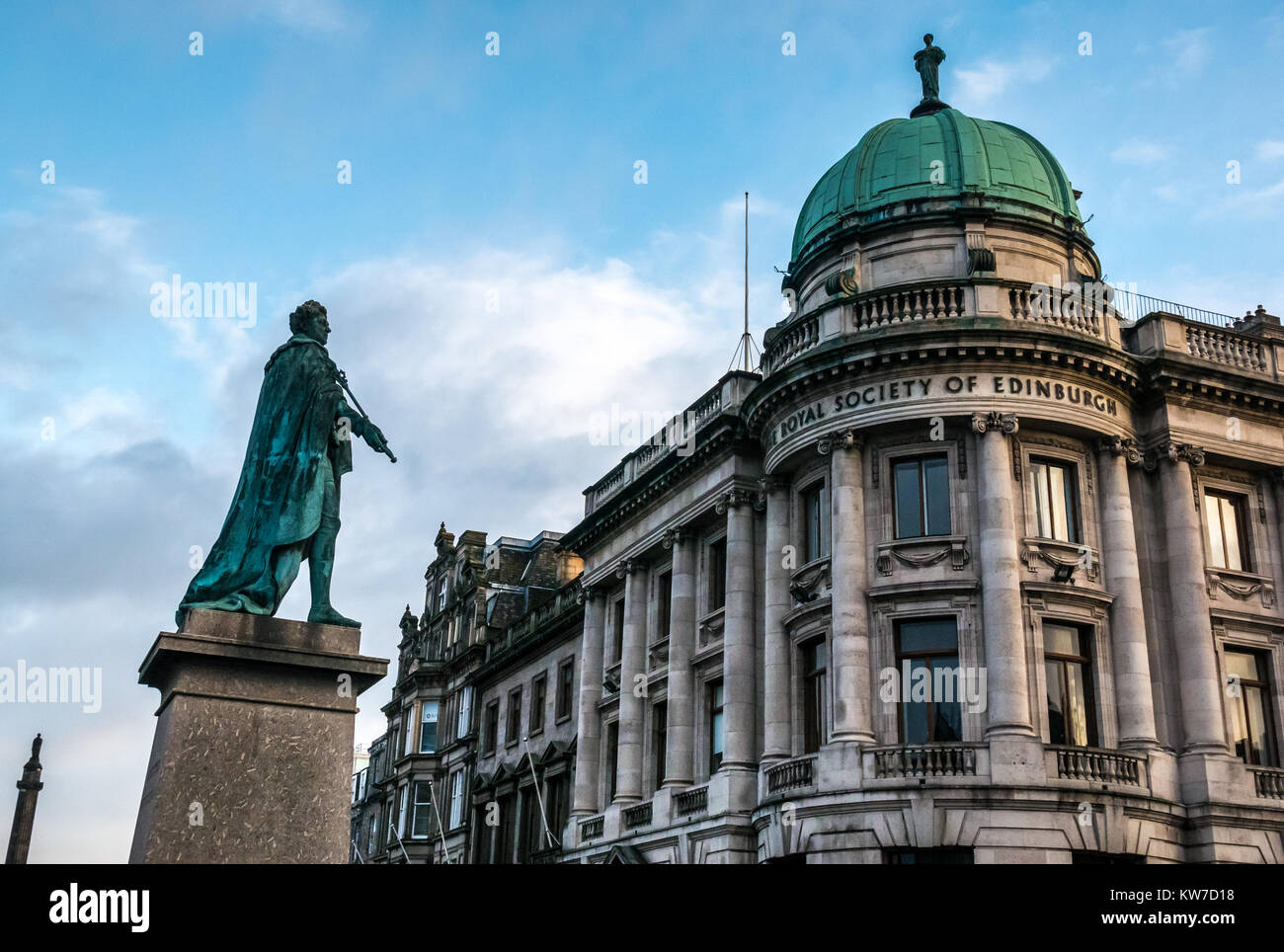 Société royale d'Édimbourg, George Street, Édimbourg, Écosse, Royaume-Uni, et statue du roi George IV par Sir Francis Leggatt Chantrey Banque D'Images