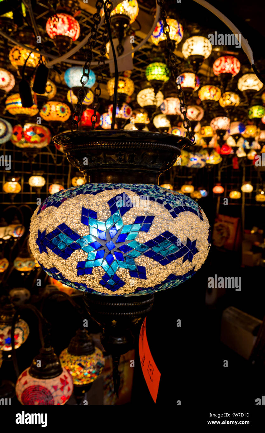 Lanterne colorée stall, marché de Noël, les jardins de Princes Street, Édimbourg, Écosse, Royaume-Uni Banque D'Images