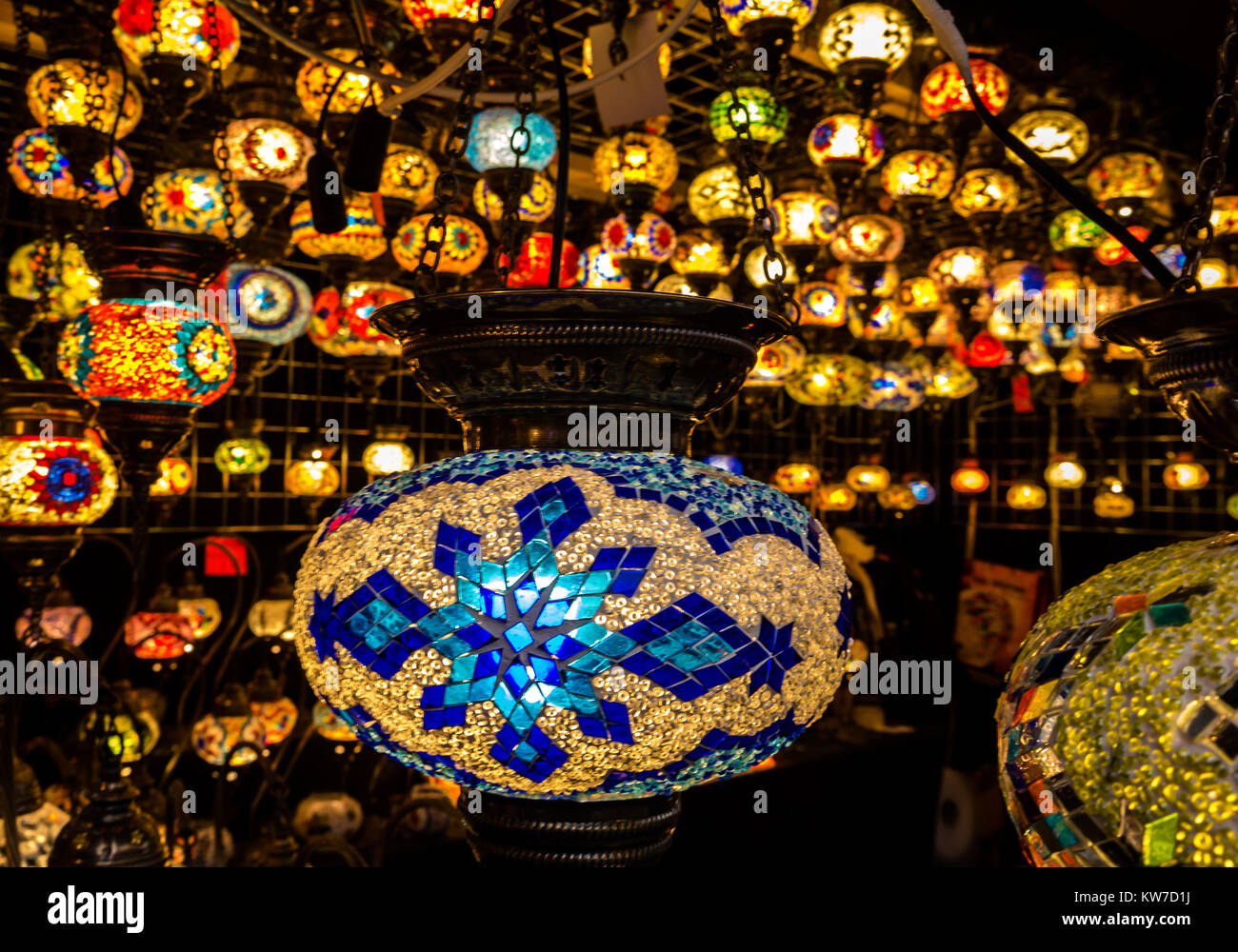Lanterne colorée stall, marché de Noël, les jardins de Princes Street, Édimbourg, Écosse, Royaume-Uni Banque D'Images