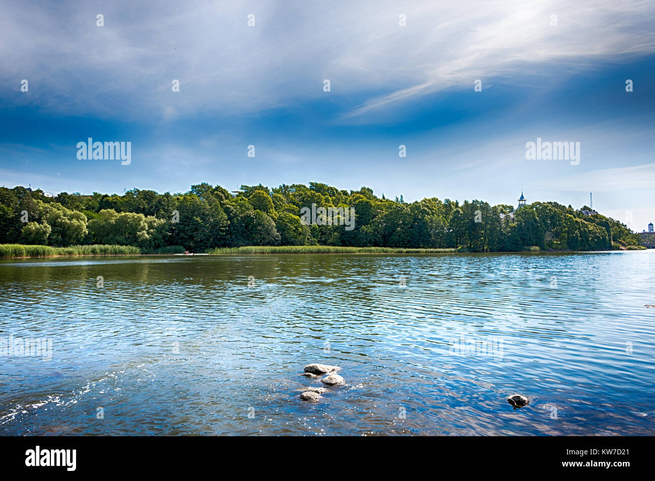 Toolonlahti Bay, une baie magnifique au cœur d'Helsinki, capitale de la Finlande. HDR. Banque D'Images