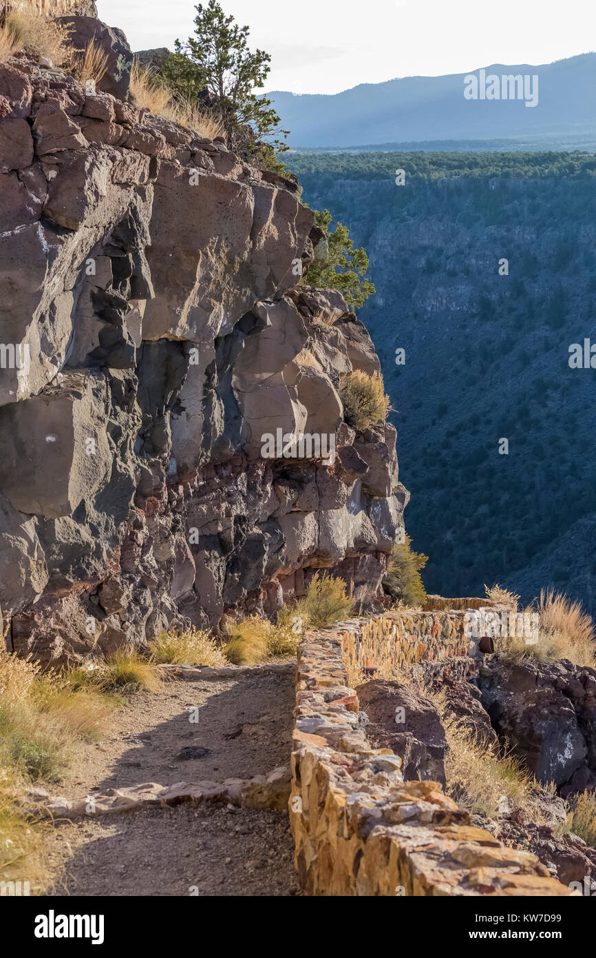 Sentier à partir de la Junta Point en ordre décroissant dans le canyon dans la région des rivières sauvages du Rio Grande del Norte National Monument près de Taos, New Mexico, USA Banque D'Images