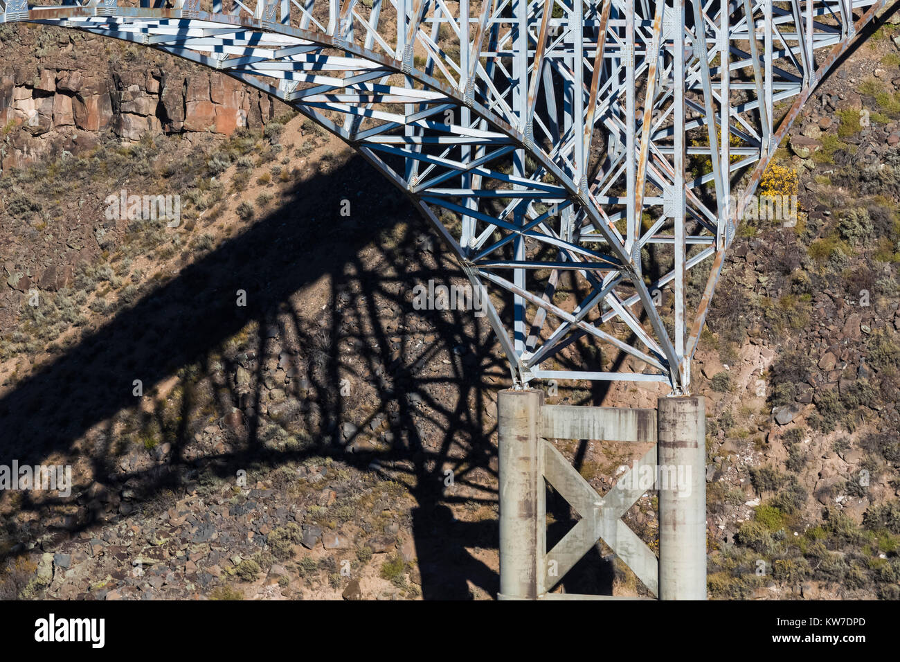 Rio Grande Gorge pont enjambant le Rio Grande Gorge et portant la route US 94 haut au-dessus de la rivière, le Rio Grande del Norte National Monument, Nouveau Mexique Banque D'Images