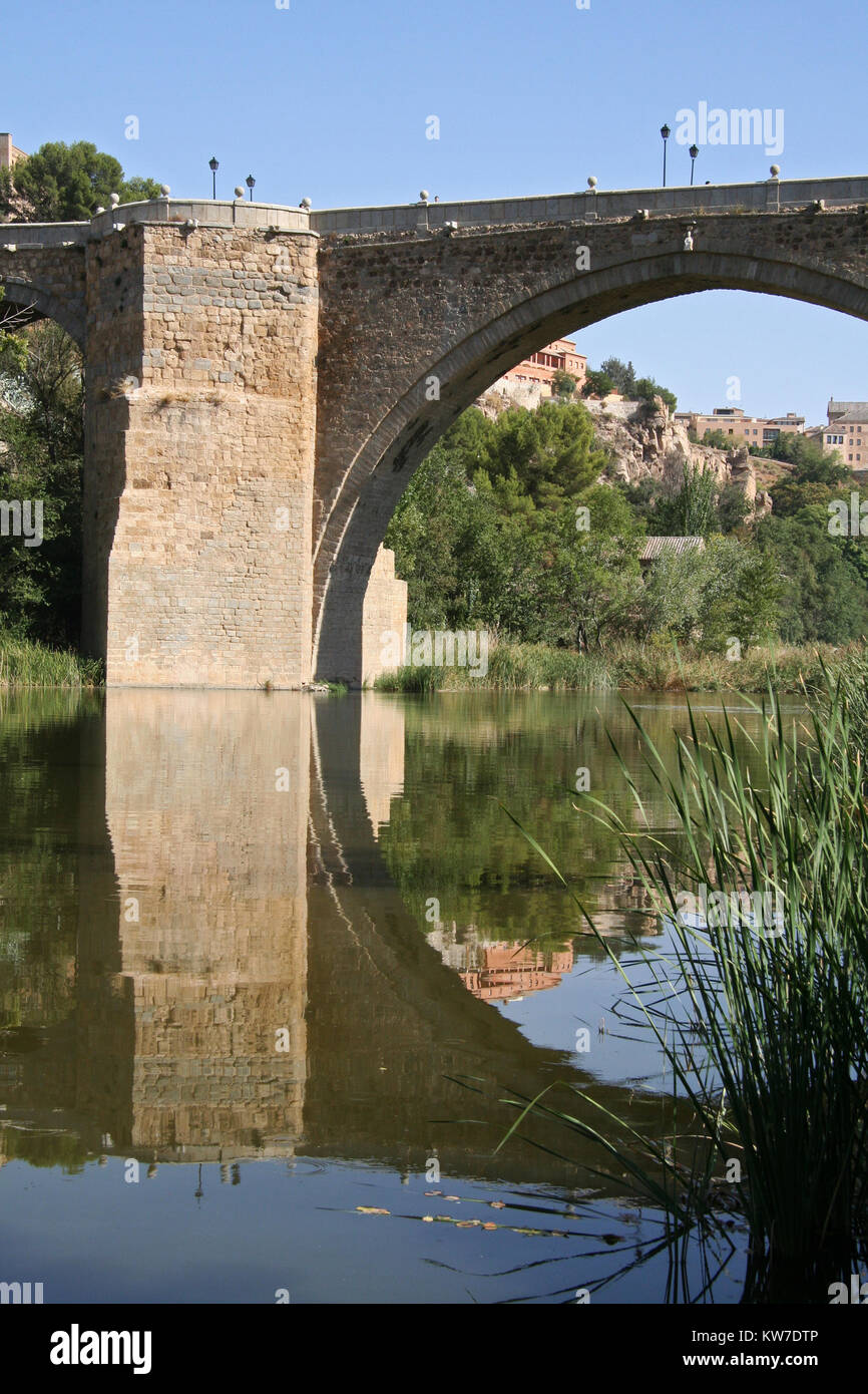 La réflexion de San Martin's Bridge à Tolède, Espagne dans le tage Banque D'Images