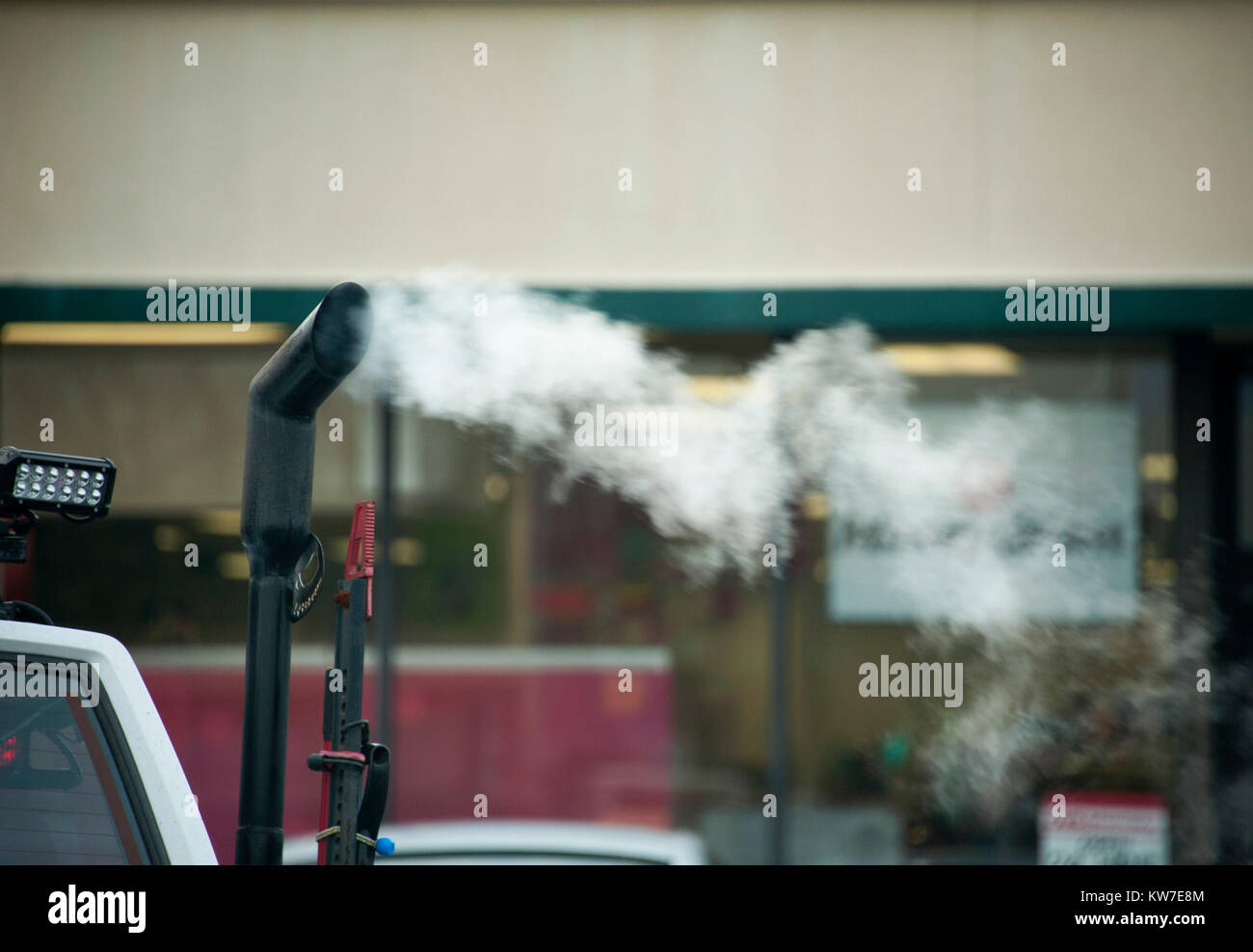 Fumées Exhuast sortant de véhicule à moteur, Banque D'Images