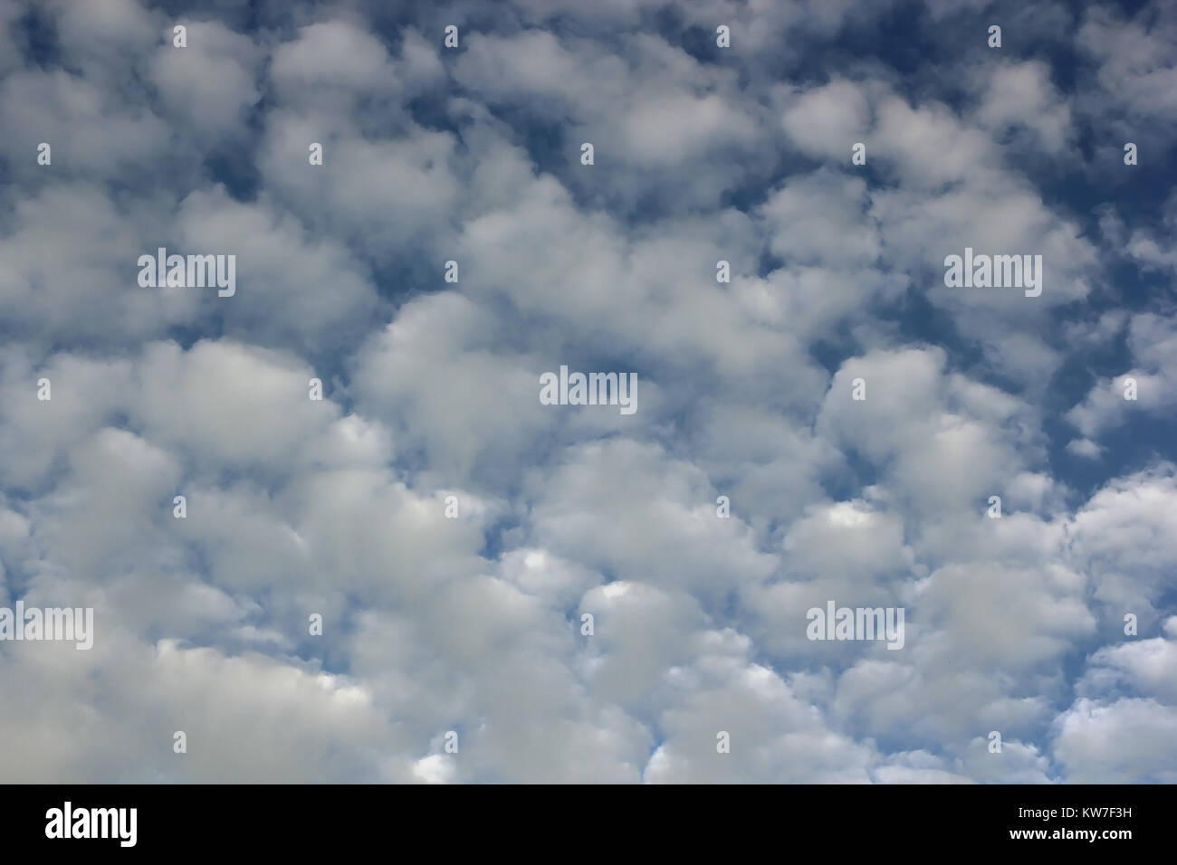 Fluffy clouds over the sky, pour votre conception de fond naturel Banque D'Images