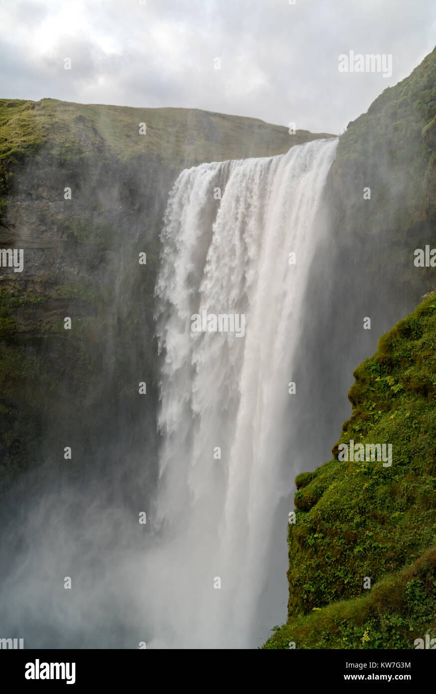 Skogafoss, l'un des plus puissants cascade dans le sud de l'Islande en été. Banque D'Images