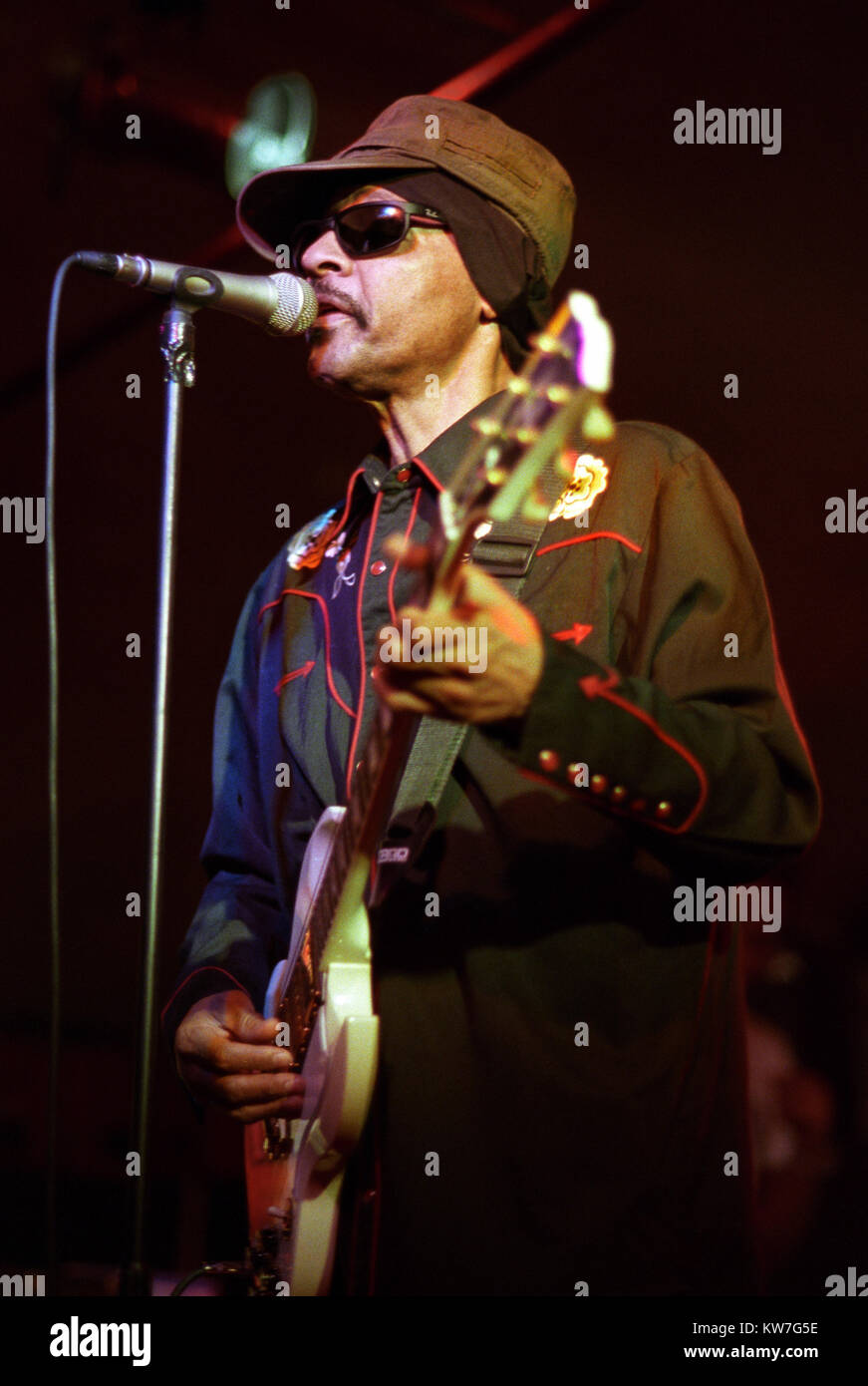 Le légendaire groupe de rock US Love en concert à la Robin2, Wolverhampton, Bilston, avril 2005. Leader du groupe Arthur Lee. Banque D'Images